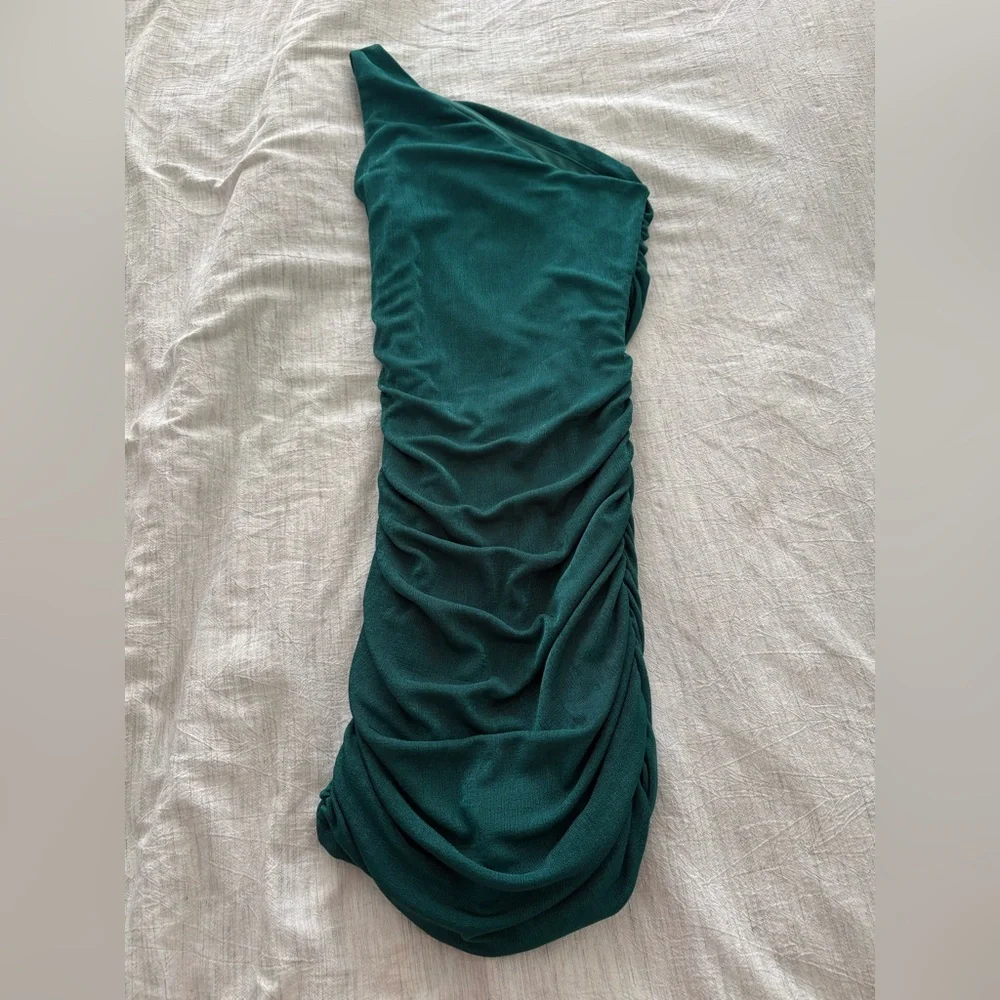 Lucy in the Sky Ruched One Shoulder Dress in Emerald Green - Picture 7 of 8